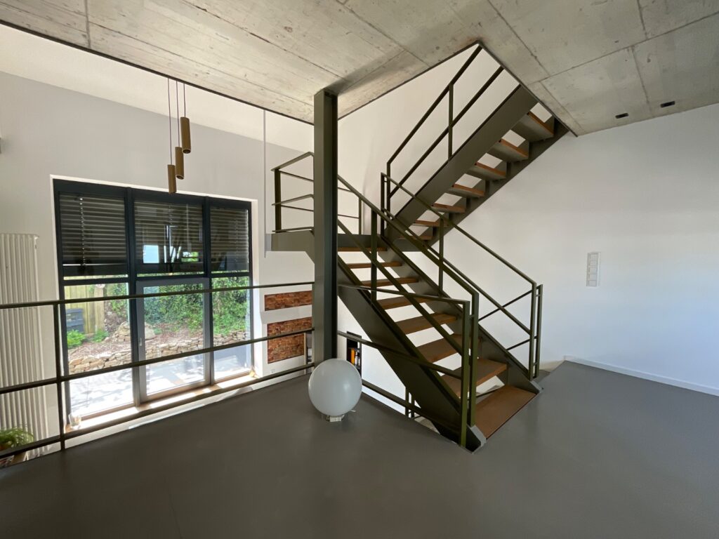 Moderne Treppe im Einfamilienhaus
